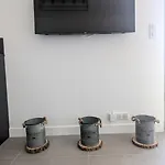 3 Pieces Dans Villa Avec Piscine